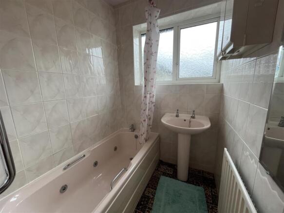 3 bed Semi-Detached Bungalow for sale Image 11
