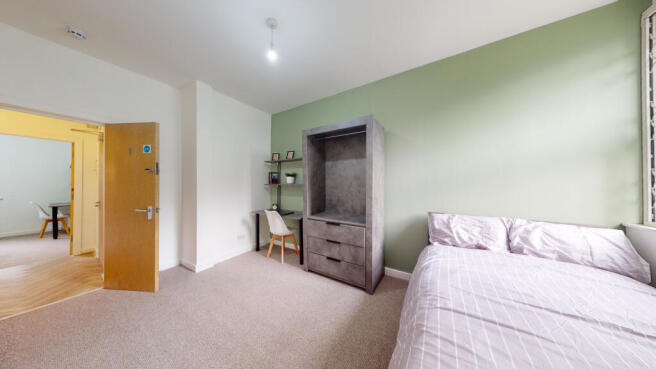 4 bed House to rent Image 6