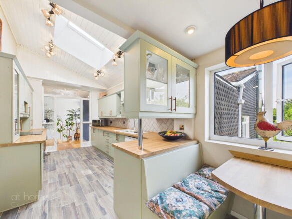 Sparnon Close, St Austell, PL25 - A Tropical Woodland Retreat with Annexe, Sauna and Over 3,000 Sq Ft photo 4
