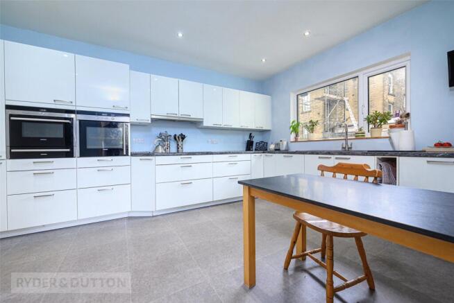 5 bed Detached for sale Image 6