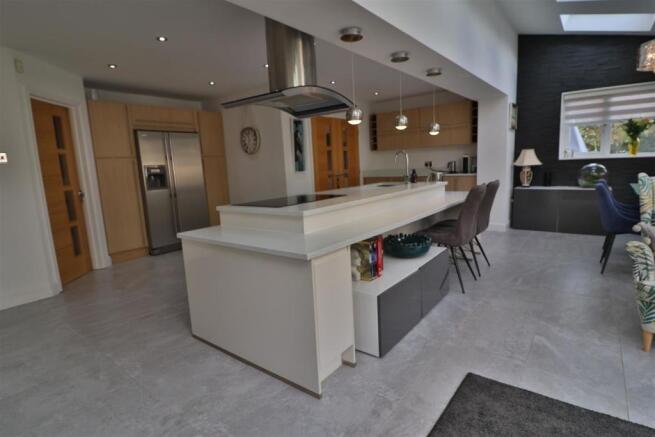 OPEN PLAN FAMILY/DINING ROOM/KITCHEN