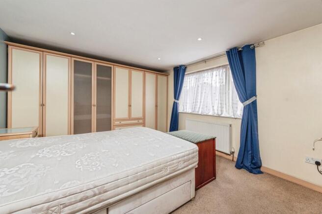 5 bed Detached for sale Image 11