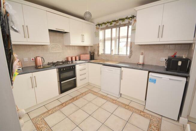 Kitchen 2.jpg