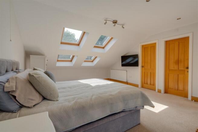 5 bed Detached for sale Image 11