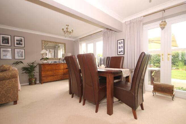 OPEN PLAN LOUNGE-DINING ROOM
