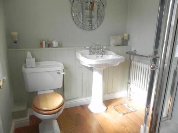 https://s3-eu-west-1.amazonaws.com/propertylab/allanmorris/property-images/standard/3742_Messuage House - Master En-Suite.JPG