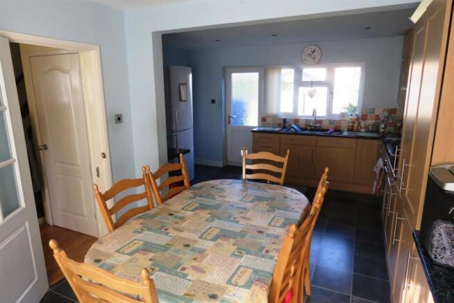 KITCHEN/DINING ROOM