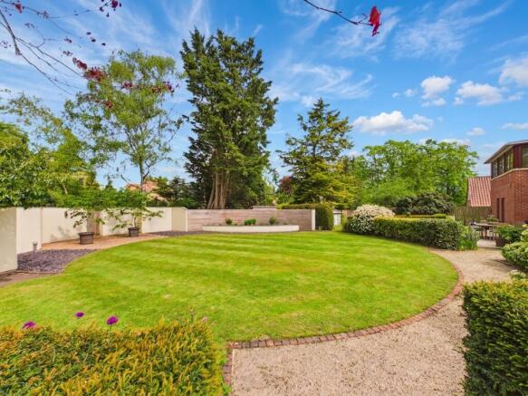 6 bed Detached for sale Image 5