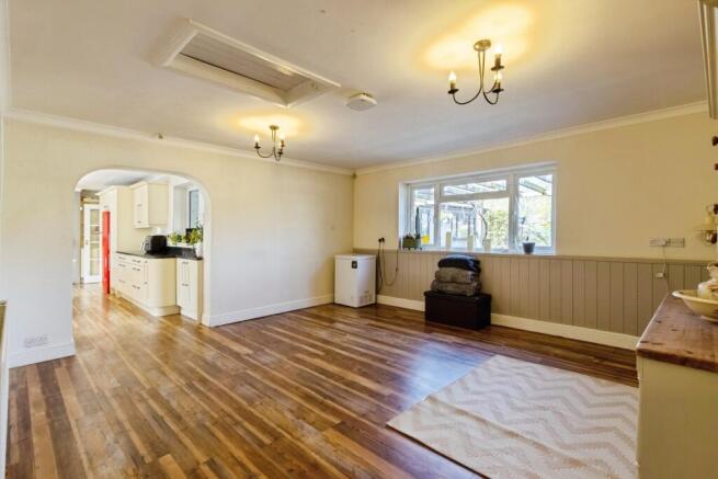 6 bed Bungalow for sale Image 8