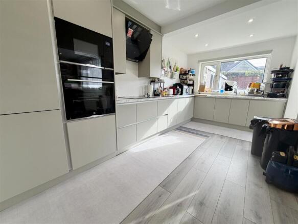 4 bed Semi-Detached for sale Image 5