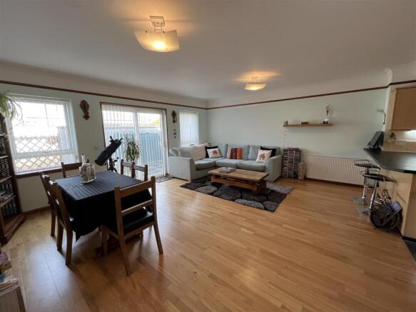 OPEN PLAN LOUNGE/DINING KITCHEN