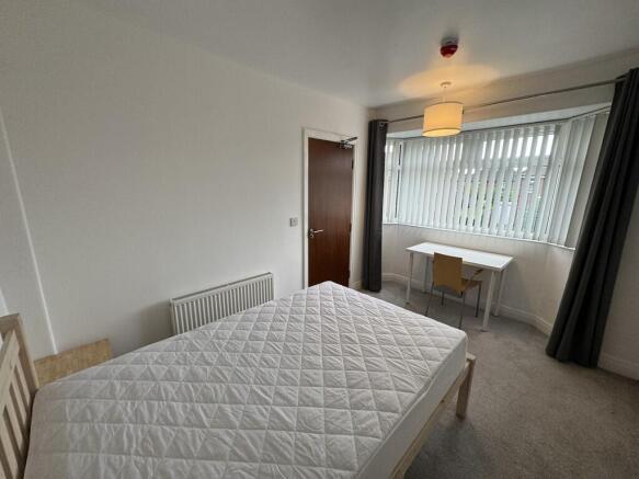 5 bed Semi-Detached to rent Image 12