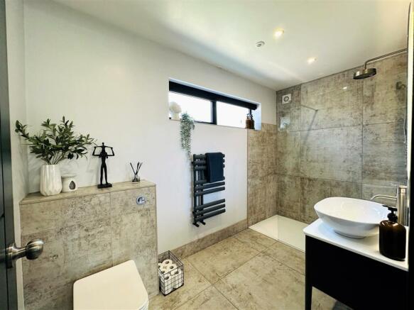 Master en-suite.jpg