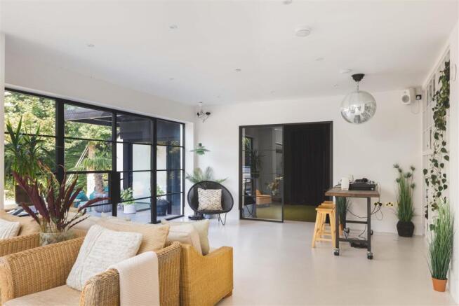 6 bed Detached for sale Image 8