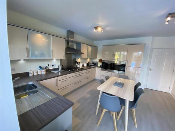 KITCHEN/FAMILY ROOM