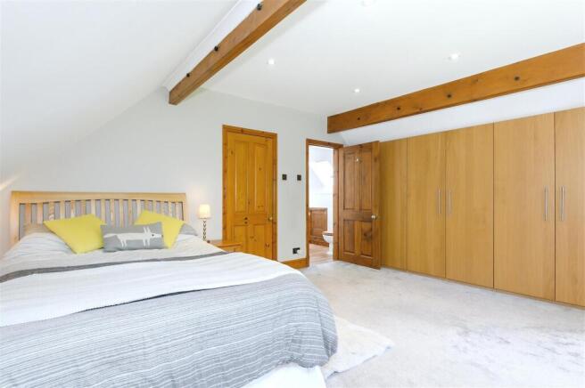 4 bed Detached for sale Image 11
