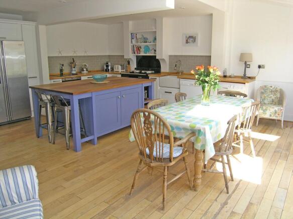 Dining area to kitchen