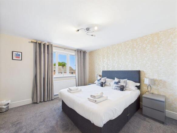 4 bed Detached for sale Image 8