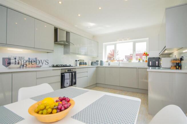 4 bed Detached for sale Image 5
