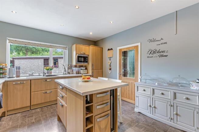 3 bed Semi-Detached for sale Image 6
