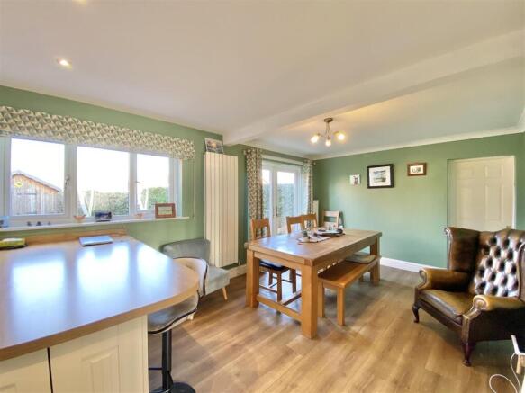 5 bed Detached for sale Image 6