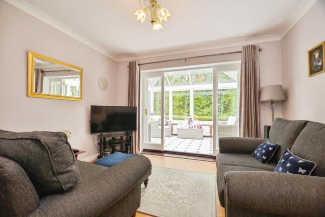 5 bed Bungalow for sale Image 10