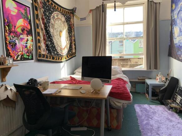 Bright, cosy bedroom with desk and bed...