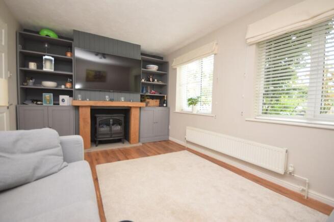 Crosby Way, Farnham, Surrey, GU9 photo 4