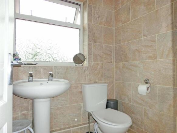 Barkers Lane 9 Ensuite.jpg