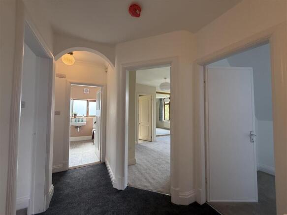 4 bed Semi-Detached to rent Image 9