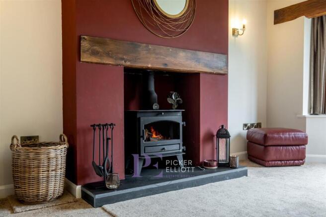 Spacious Through Lounge