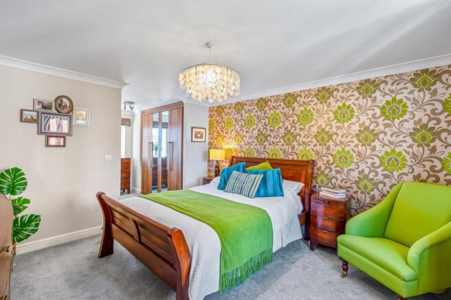 5 bed Detached for sale Image 12