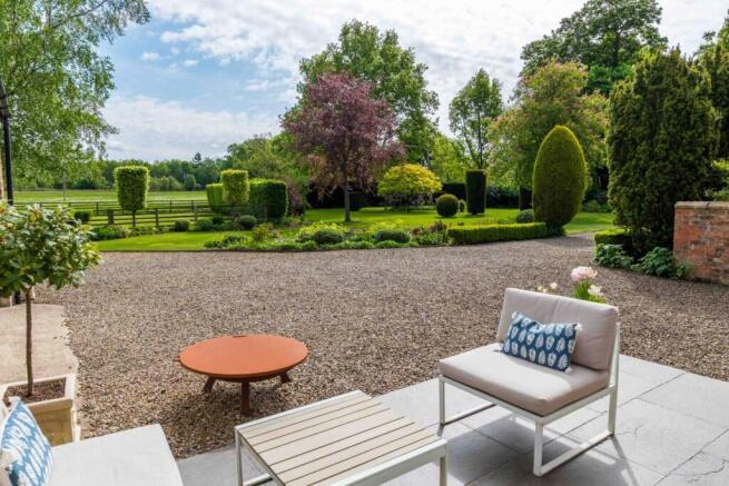 5 bed Detached for sale Image 4