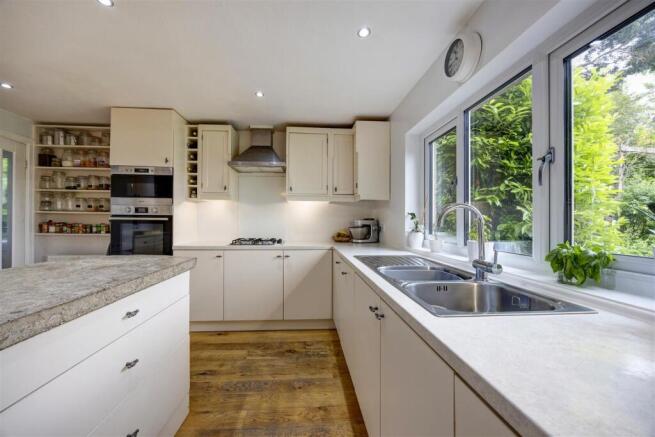 4 bed Detached for sale Image 9