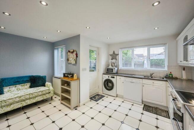 4 bed Detached for sale Image 8