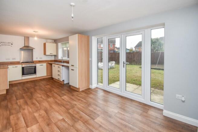 KITCHEN/DINING