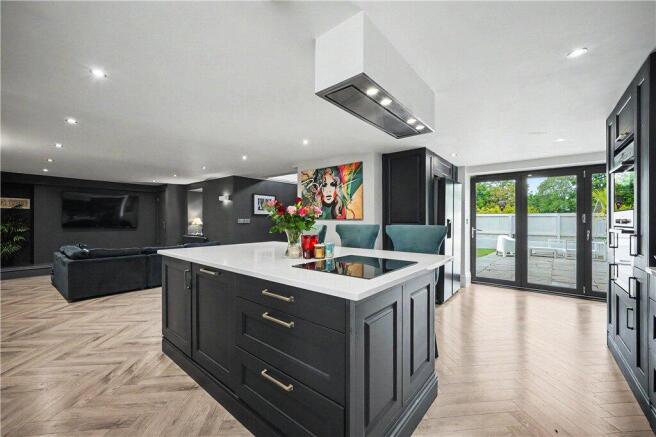 5 bed House for sale Image 7