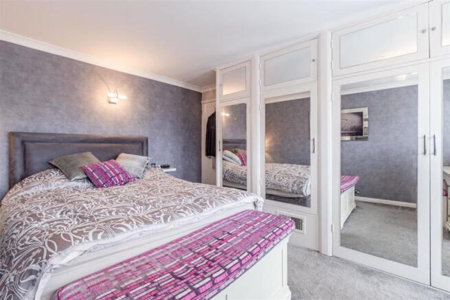 7 Pinewood Park, New Haw, KT15 3BS - 15.jpg