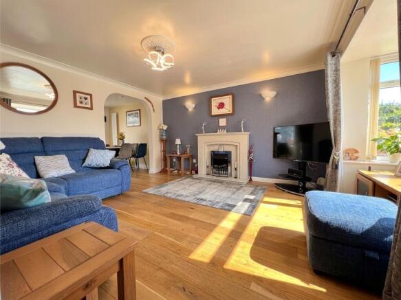 5 bed Detached for sale Image 9