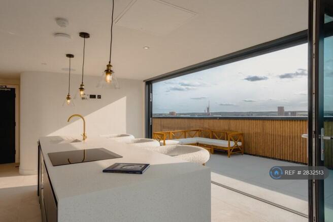 3 bed Penthouse to rent Image 11