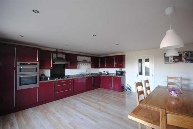 LARGE DINING KITCHEN