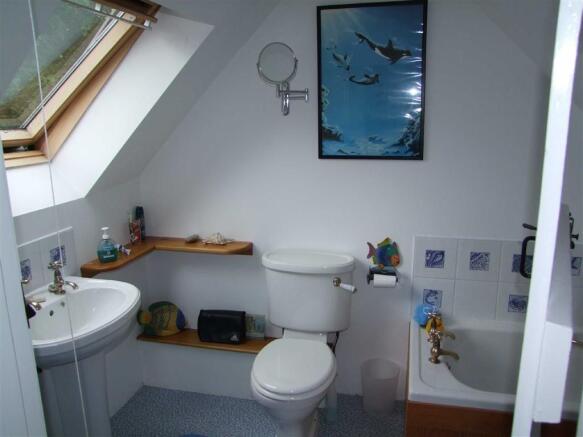EN-SUITE BATHROOM