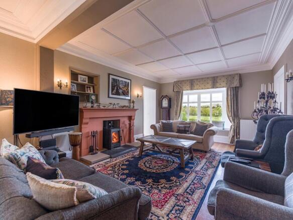 Lounge/Dining Area