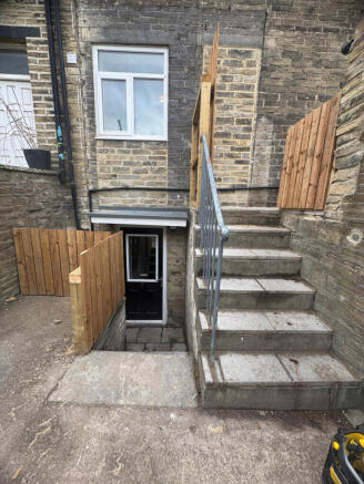 DELIGHTFULL 2 BED BASEMENT FLAT TO LET SITUATED I