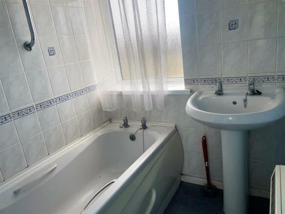 3 Holbrook View - Bathroom.jpg