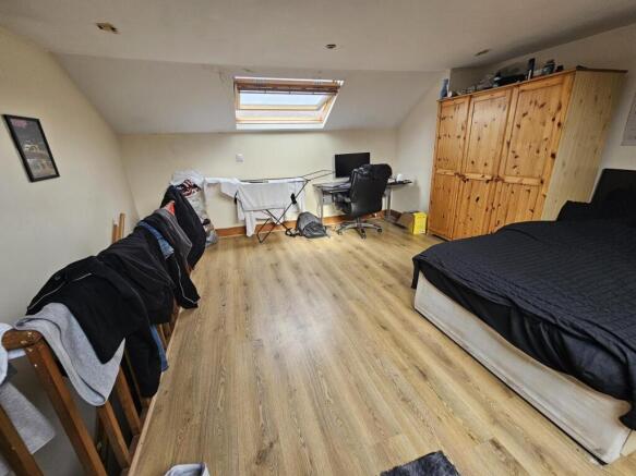 Spacious attic double room with natural light...