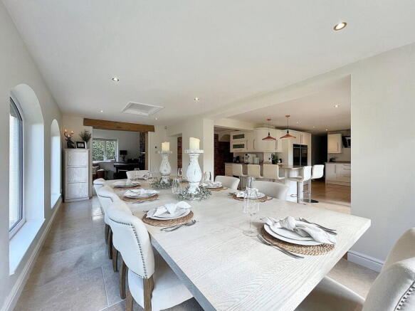 5 bed Detached for sale Image 8