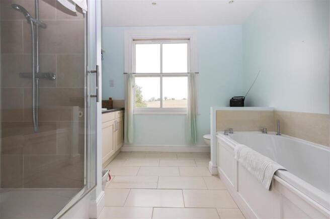 SPACIOUS EN-SUITE BATHROOM