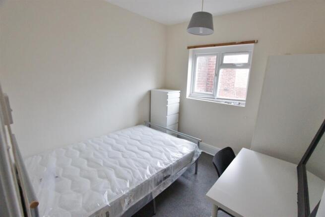 4 bed Terraced to rent Image 8