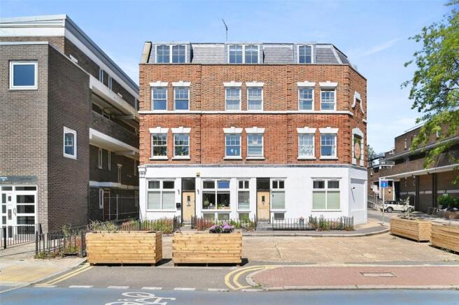 Fathom Court, E1
